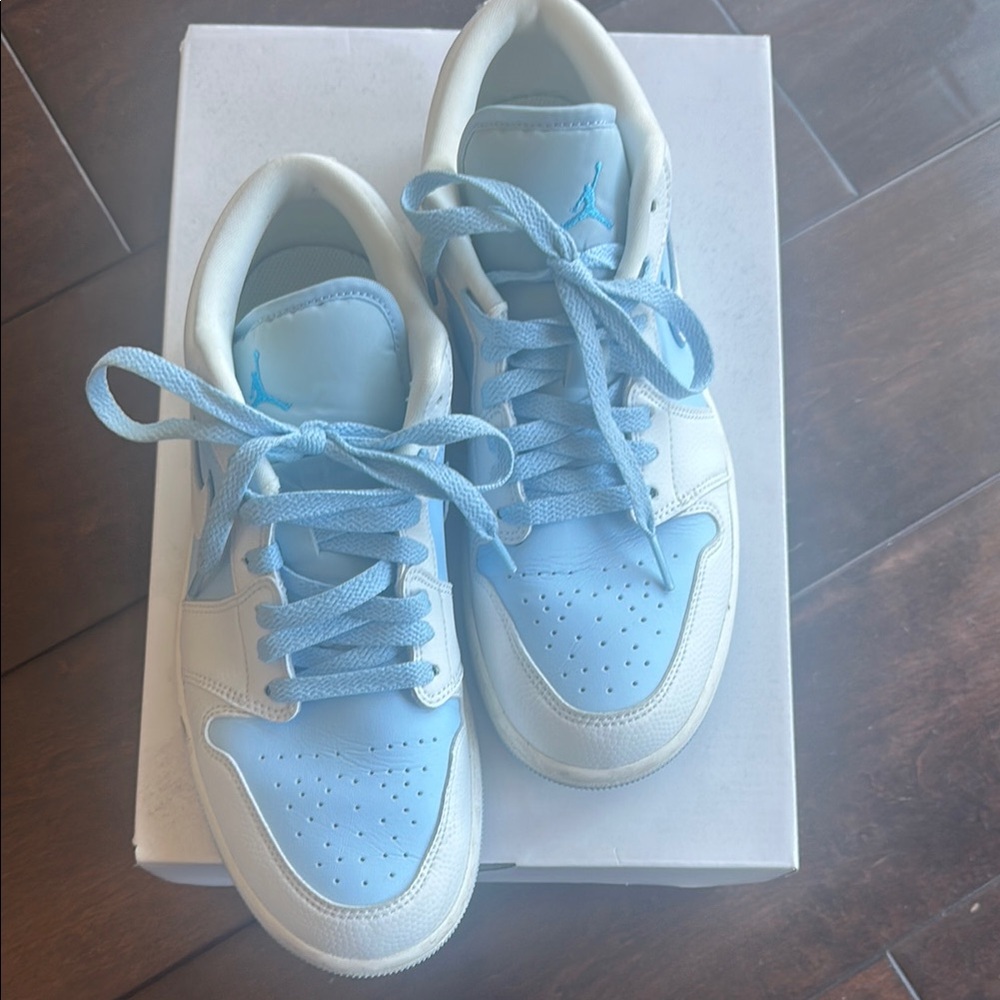 Nike Blue and White Sneakers Sporty Low-Top Design